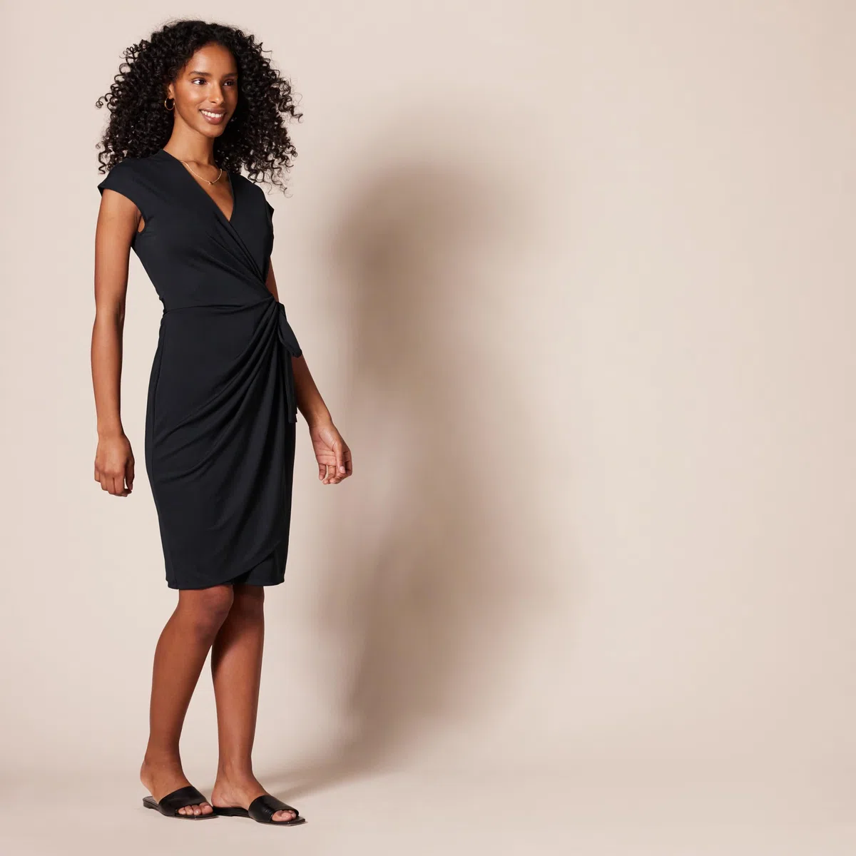 Amazon Essentials Damen Klassisches Wickelkleid mit Flügelärmeln (erhältlich in Übergröße)