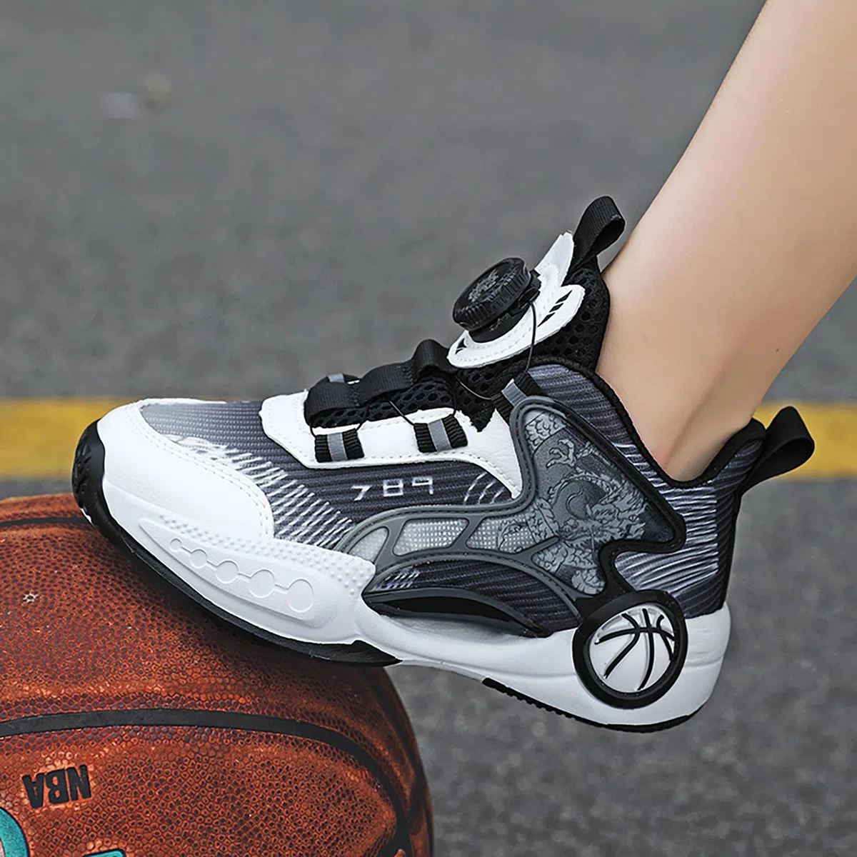 Kinder Basketballschuhe Jungen Turnschuhe Mädchen Sportschuhe Leicht Atmungsaktive High Top Sneaker Kinderschuhe mit Drehknopfe 8806 Schwarzweiß EU 36