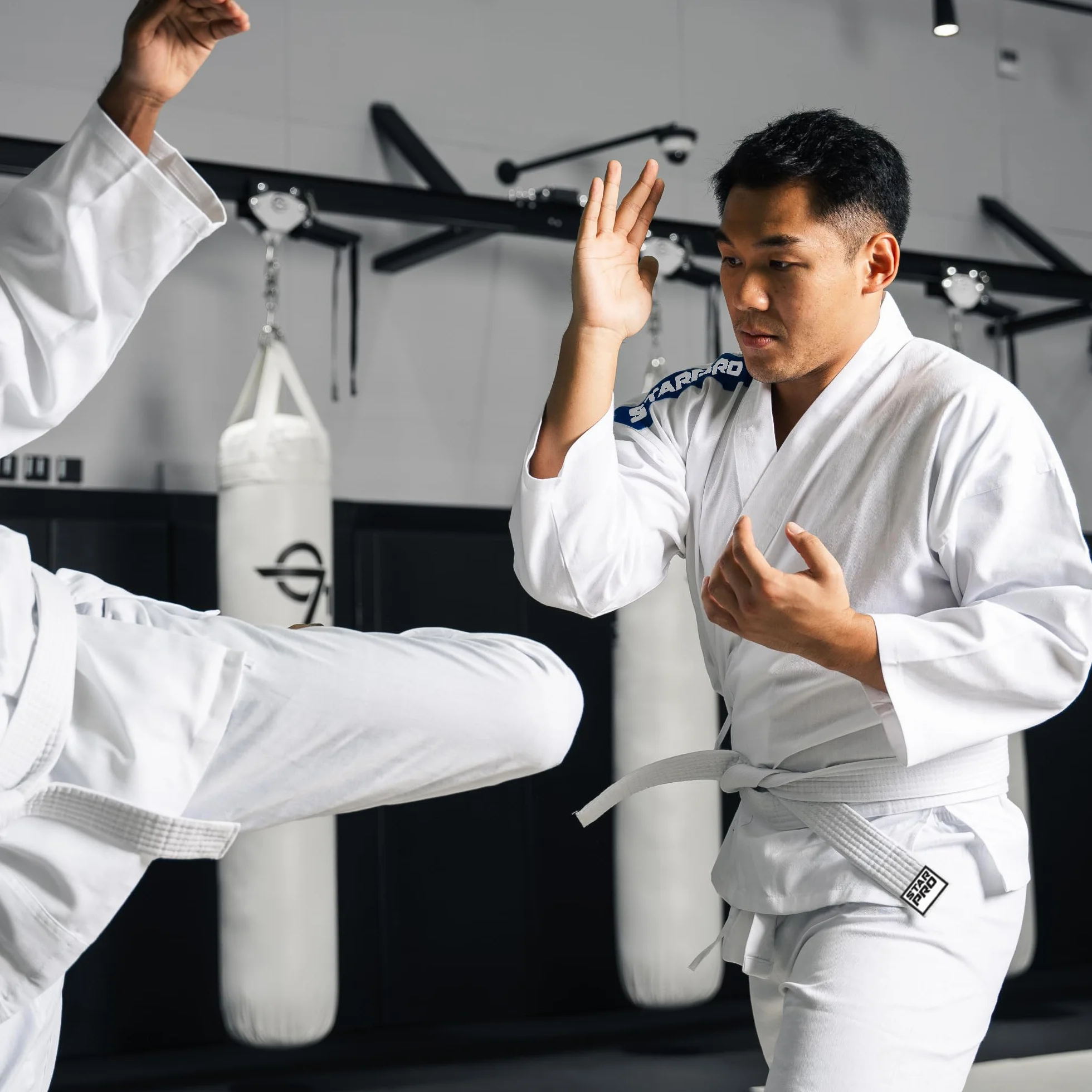 Starpro Karateanzug Weiß – Hochwertiger Kinder Karate Gi mit Gürtel, Leicht & Atmungsaktiv – Ideal für Anfänger & Fortgeschrittene Training