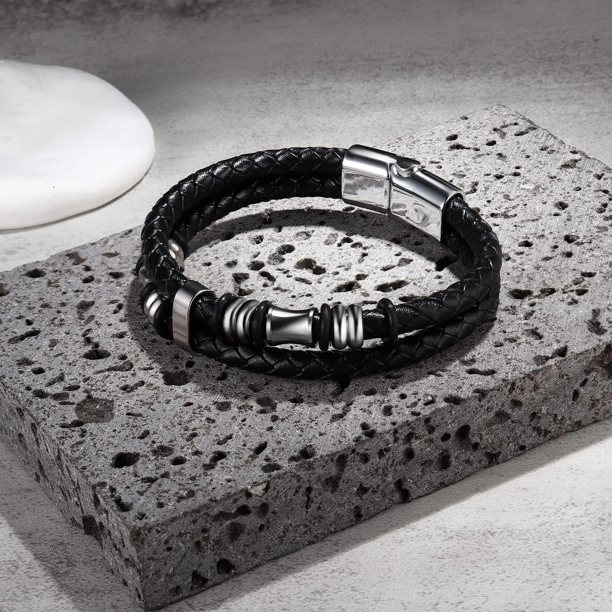 Dochais 2 Stücke Herren Armband, Premium Lederarmband für Männer in Schwarz Magnetverschluss aus Edelstahl Premium Echtlederarmband aus Leder Echtleder Geflochten Mit Magnet Verschluss