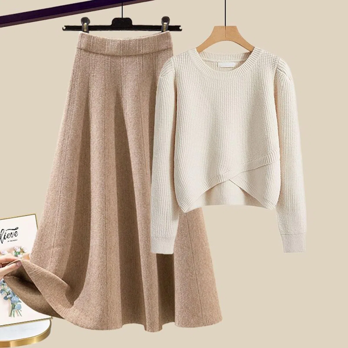 Damen Strick-Set aus Pullover und Rock in Beige - 2-teiliges Outfit mit asymmetrischem Pulli und A-Linien-Rock | Elegantes Strick-Ensemble