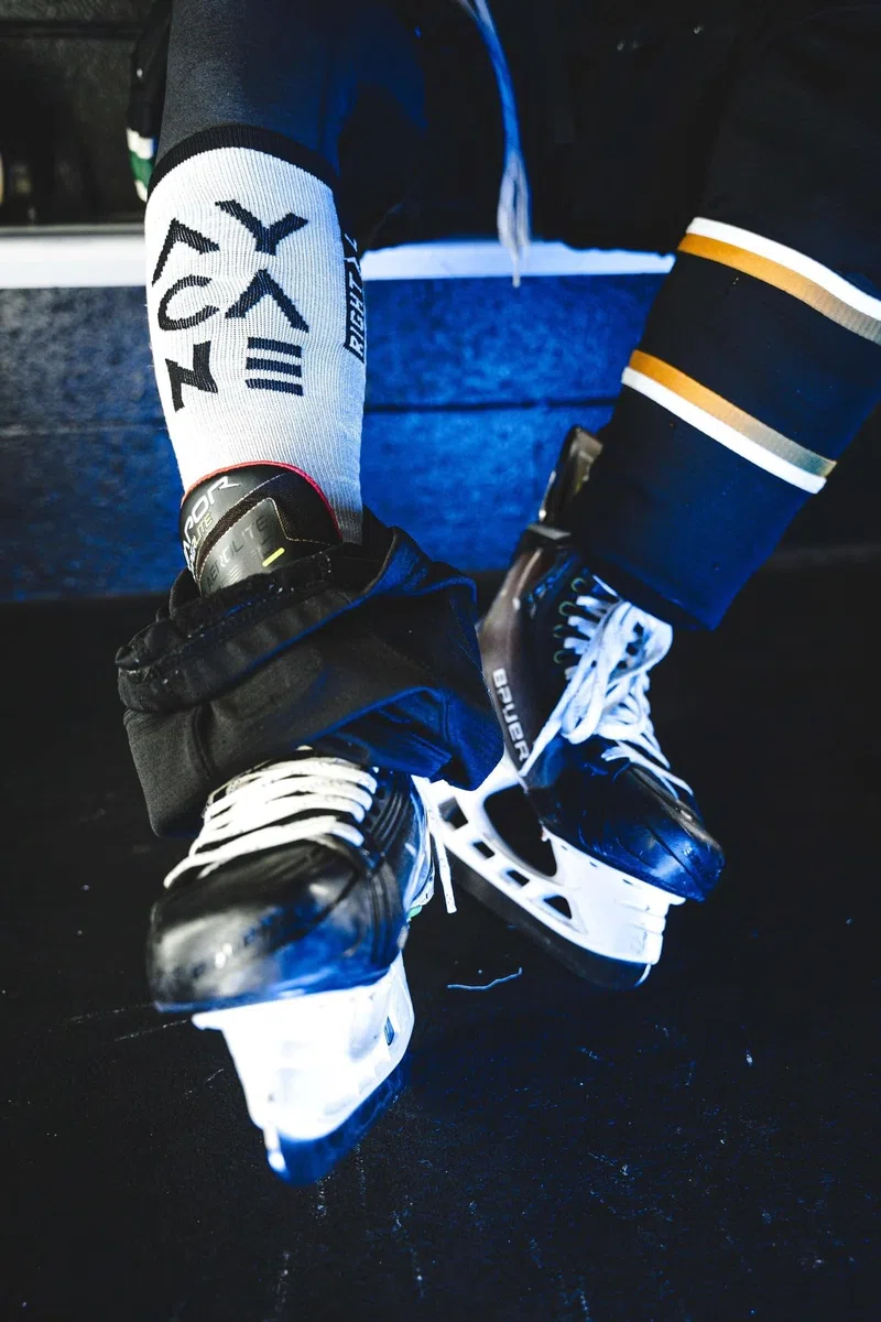 Blade PRO Eishockey-Socken – Revolutionäre schnittfeste Skatesocken mit Anti-Druck Zonen, ultraleicht, nahtlos & schnelltrocknend – Erwachsene & Kinder