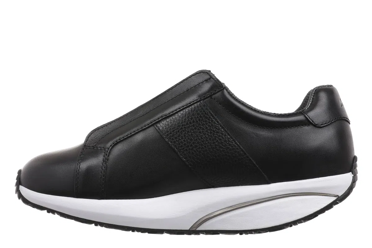 MBT AISAI Ledersneaker für Damen. Nappadesign mit Details aus Strukturiertem Leder. Frontaler Reißverschluss für leichten Einstieg.