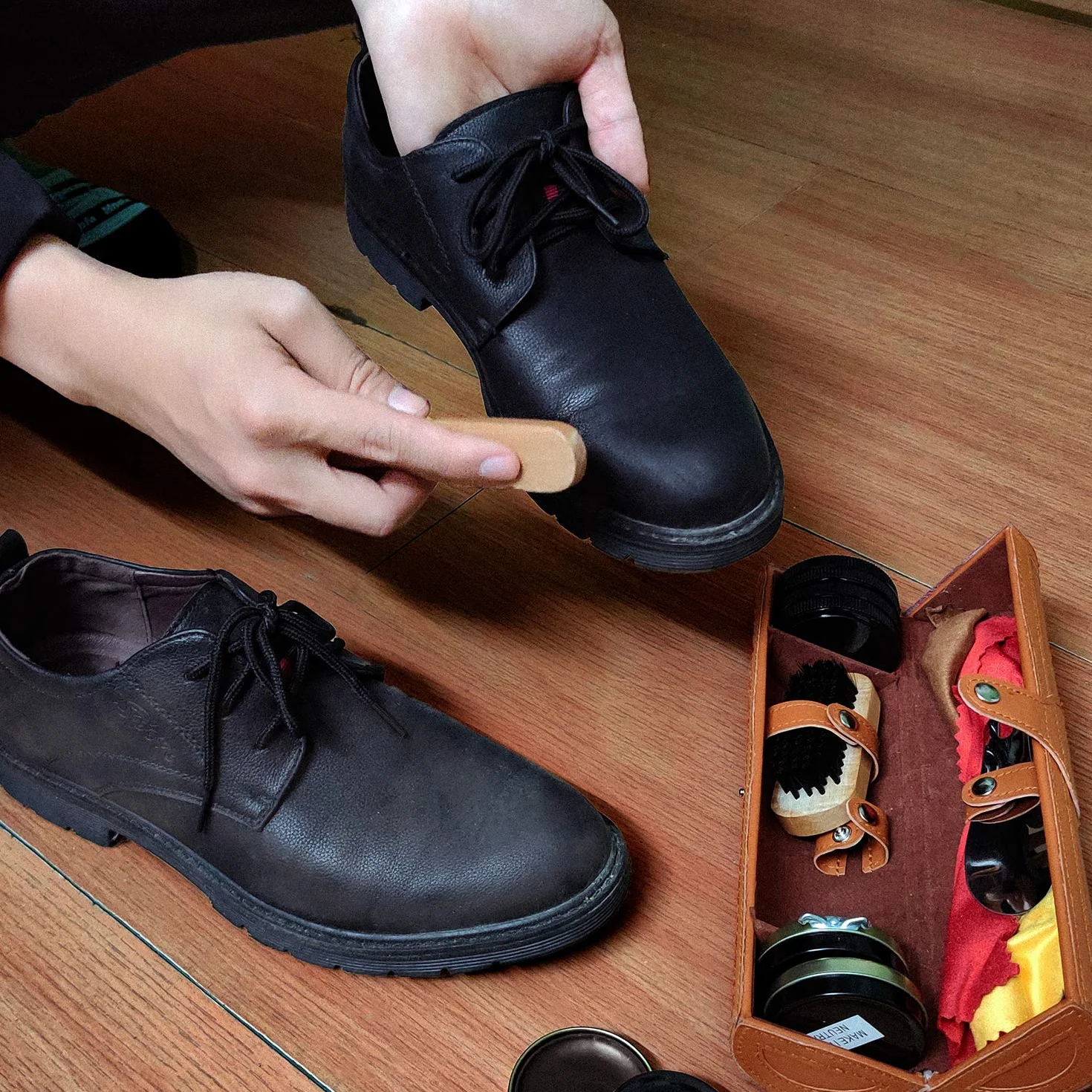Schuhputz-Set mit einem glatten und eleganten PU Etui, Schuhputz-Reise Set mit Bürste, bestehend aus 12 Teilen