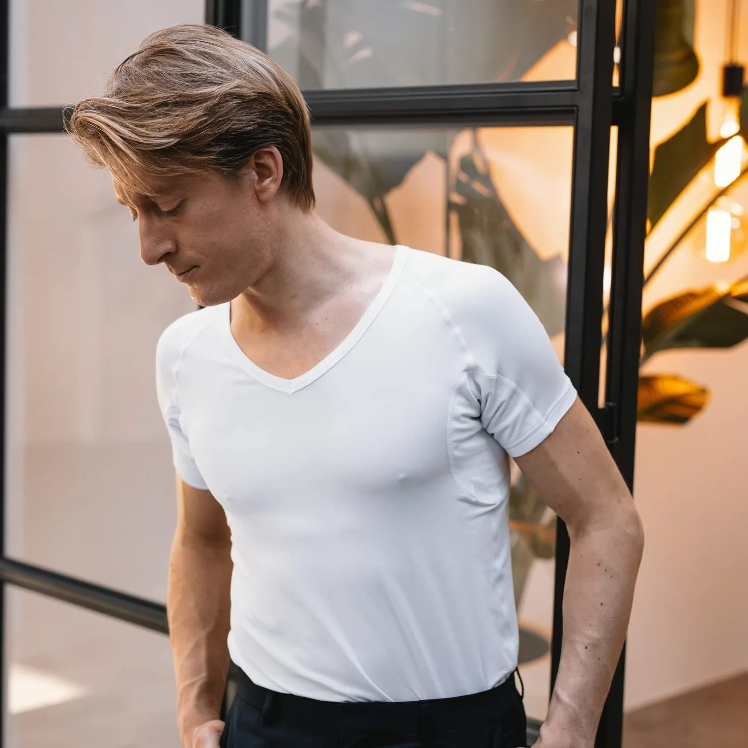Anti Schweiß Shirt - T-Shirt gegen Schweißflecken - Anti Schweiß Unterhemd - Mit Armpads PRO & Silber Behandlung - Herren - V-Ausschnitt