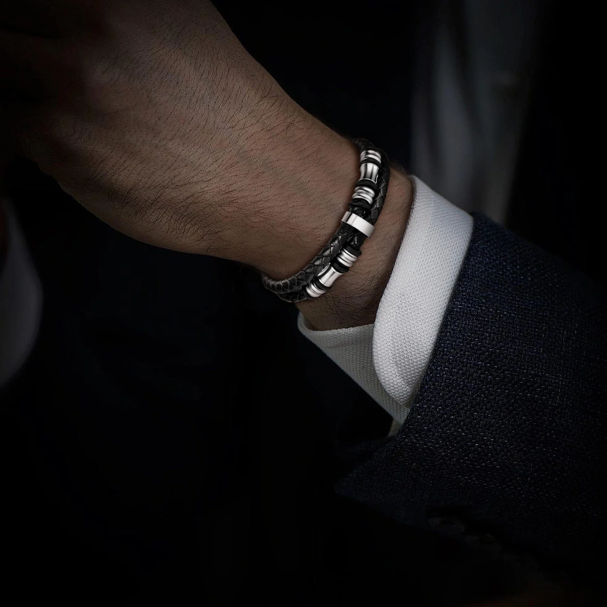 Dochais 2 Stücke Herren Armband, Premium Lederarmband für Männer in Schwarz Magnetverschluss aus Edelstahl Premium Echtlederarmband aus Leder Echtleder Geflochten Mit Magnet Verschluss