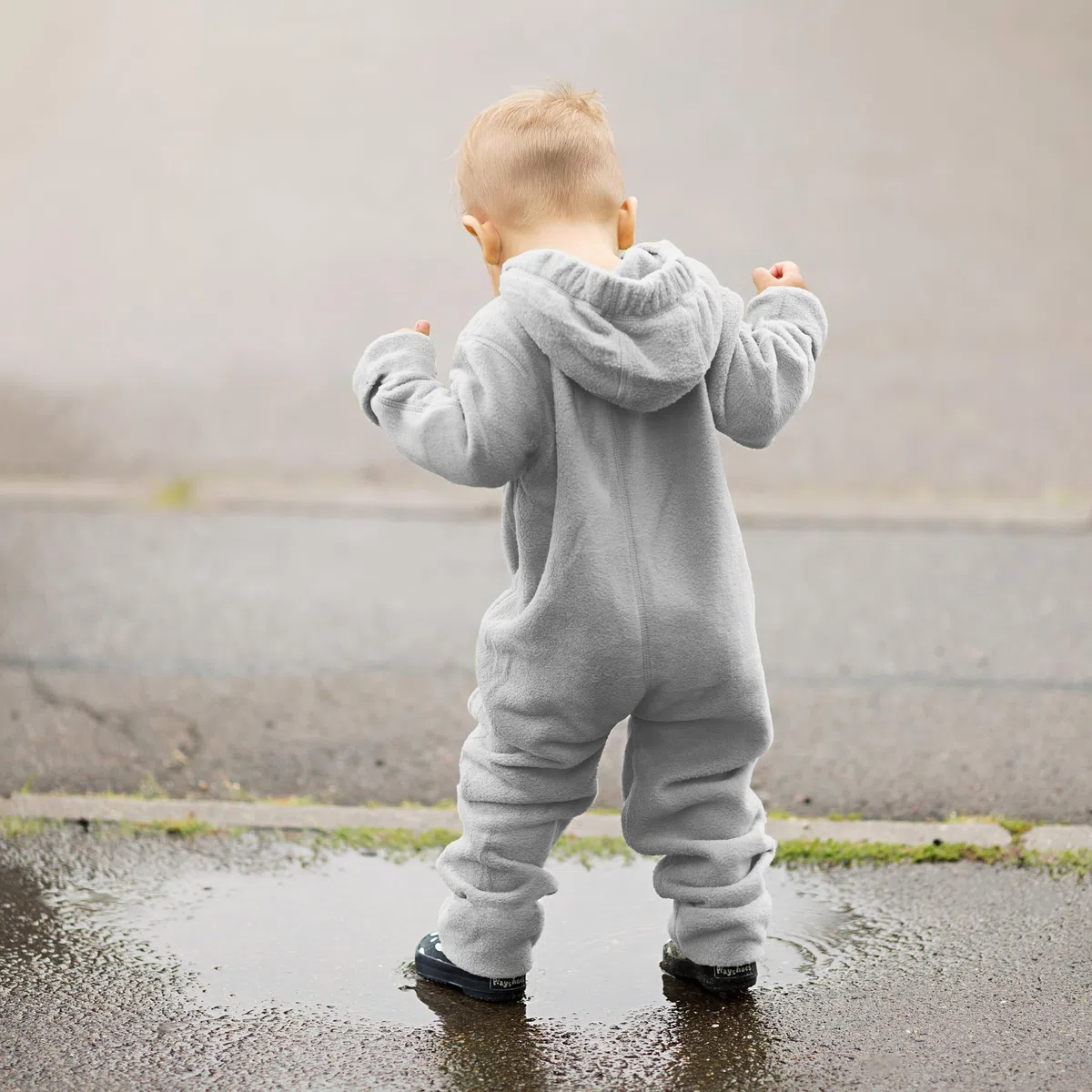 Hoppediz Baby Overall Fleece, stone 92-98 | Wärmender Overall mit extra langen Beinen, mit Daumenloch, Umschlagbündchen an den Füßen, ideal für Babytrage und Tragetuch