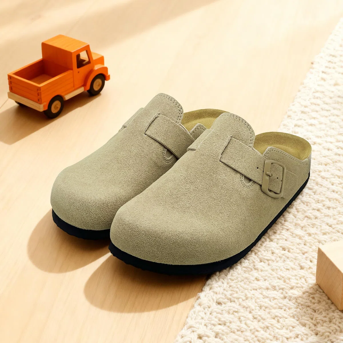 Clogs Kinder Wildleder Kork Fußbett Pantoletten Mädchen Verstellbarer Hausschuhe Jungen Slip-On Kartoffelschuhe Bequeme Gartenschuhe rutschfeste Weiche Latschen