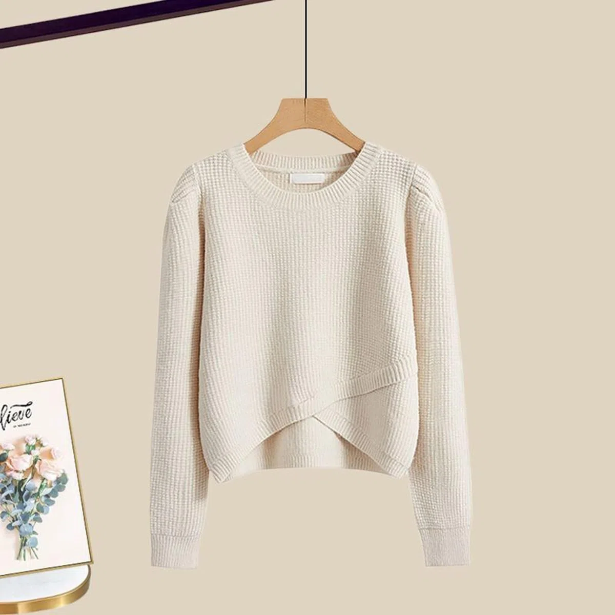 Damen Strick-Set aus Pullover und Rock in Beige - 2-teiliges Outfit mit asymmetrischem Pulli und A-Linien-Rock | Elegantes Strick-Ensemble