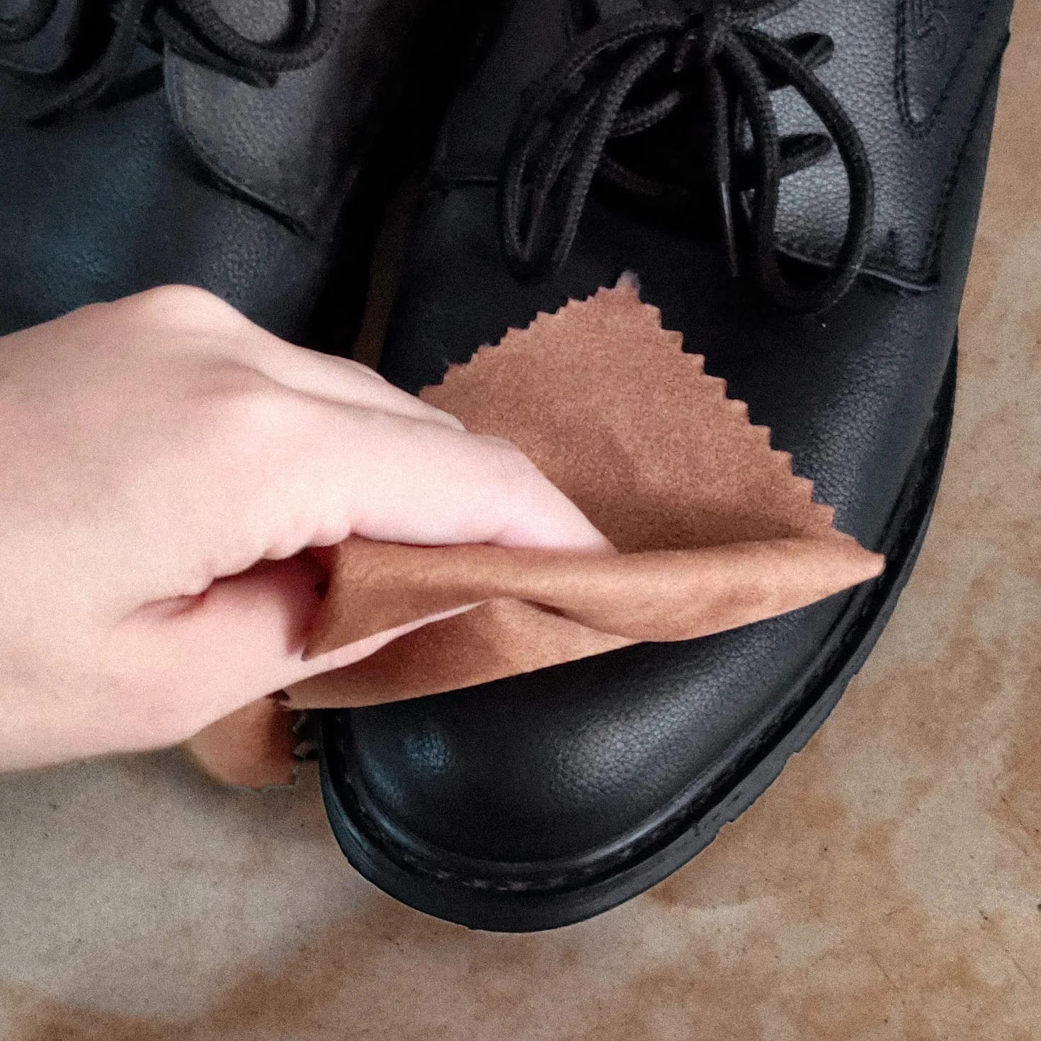 Schuhputz-Set mit einem glatten und eleganten PU Etui, Schuhputz-Reise Set mit Bürste, bestehend aus 12 Teilen