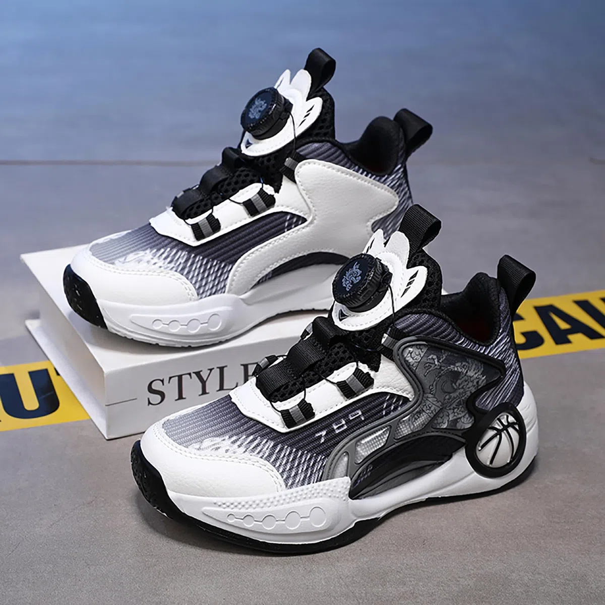 Kinder Basketballschuhe Jungen Turnschuhe Mädchen Sportschuhe Leicht Atmungsaktive High Top Sneaker Kinderschuhe mit Drehknopfe 8806 Schwarzweiß EU 36