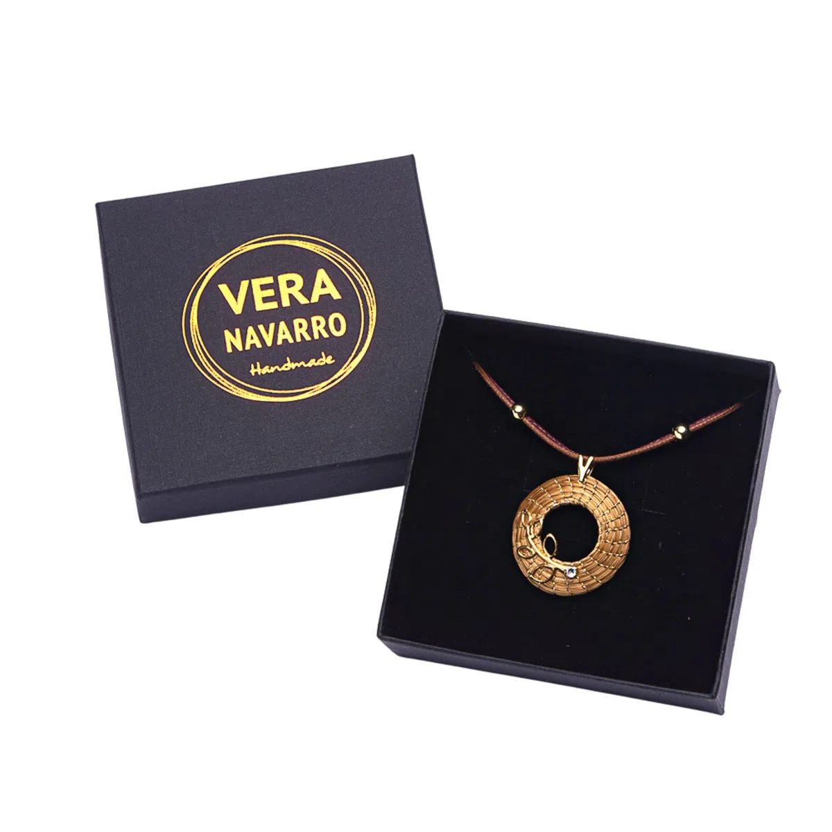 VERA NAVARRO - Halskette mit Goldenem Offenem Mandala-Anhänger aus Pflanzlichem Gold Ø 30 mm - Doppelt Gewachste Schnur 42 cm mit Verzierungen - 100% Natürliche Handarbeit