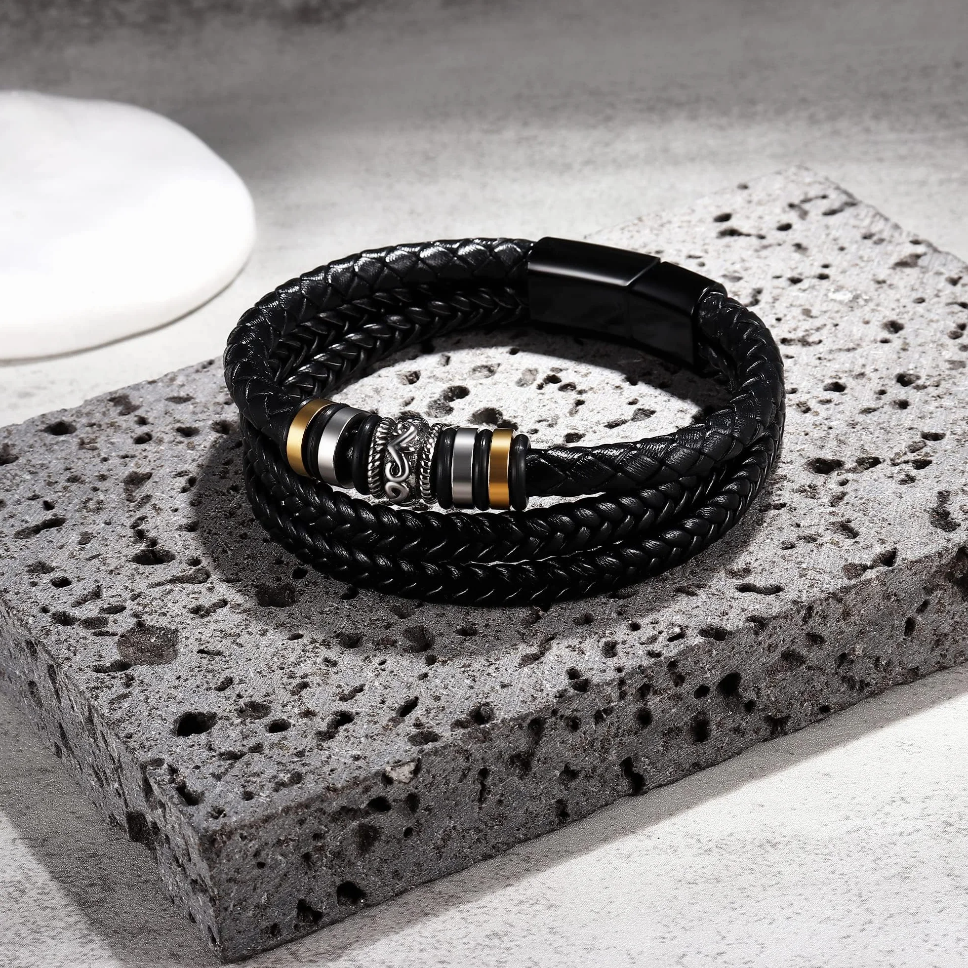 Dochais 2 Stücke Herren Armband, Premium Lederarmband für Männer in Schwarz Magnetverschluss aus Edelstahl Premium Echtlederarmband aus Leder Echtleder Geflochten Mit Magnet Verschluss