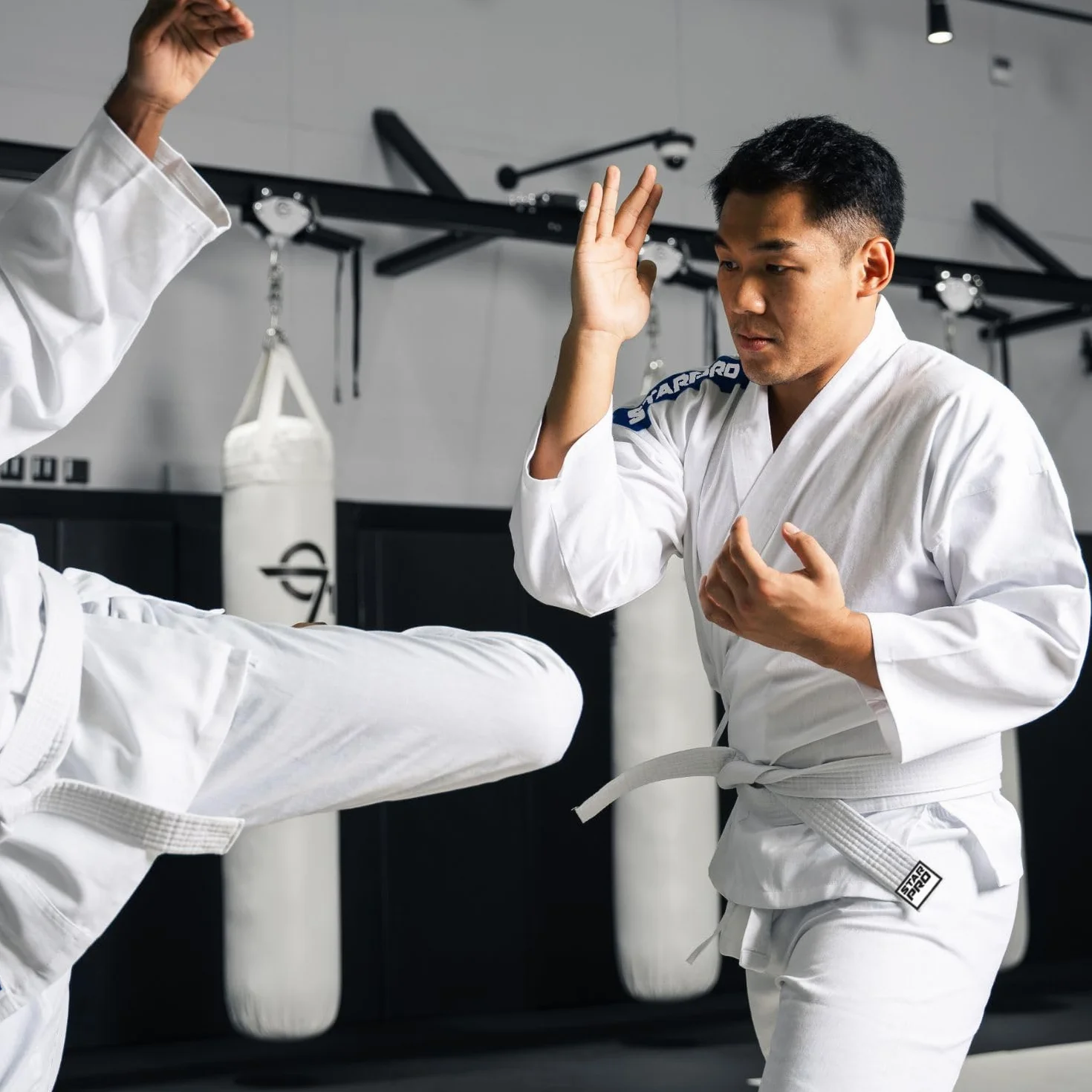 Starpro Karateanzug Weiß – Hochwertiger Kinder Karate Gi mit Gürtel, Leicht & Atmungsaktiv – Ideal für Anfänger & Fortgeschrittene Training
